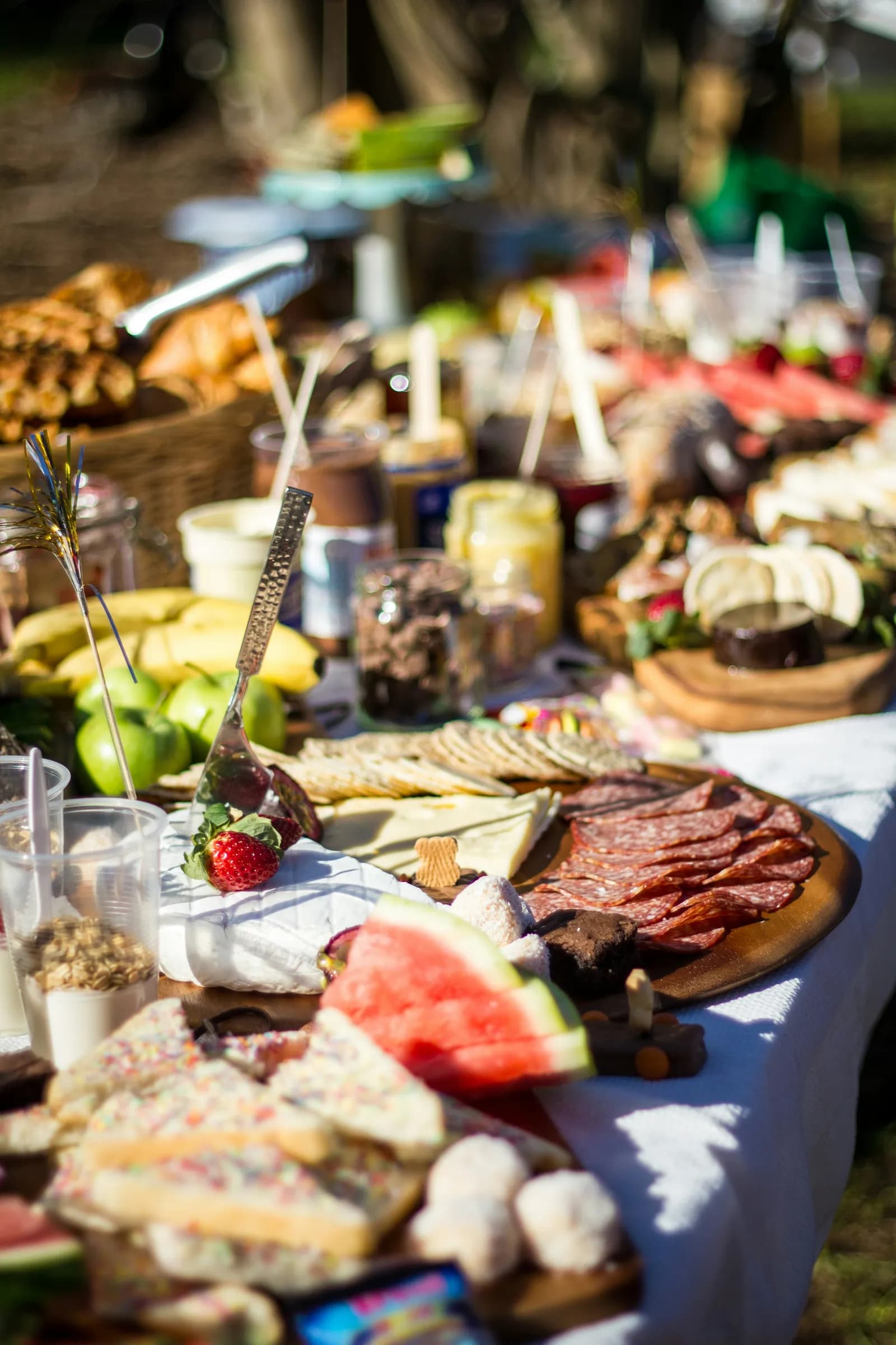 Mesa de buffet de casamento com frutas, frios e doces