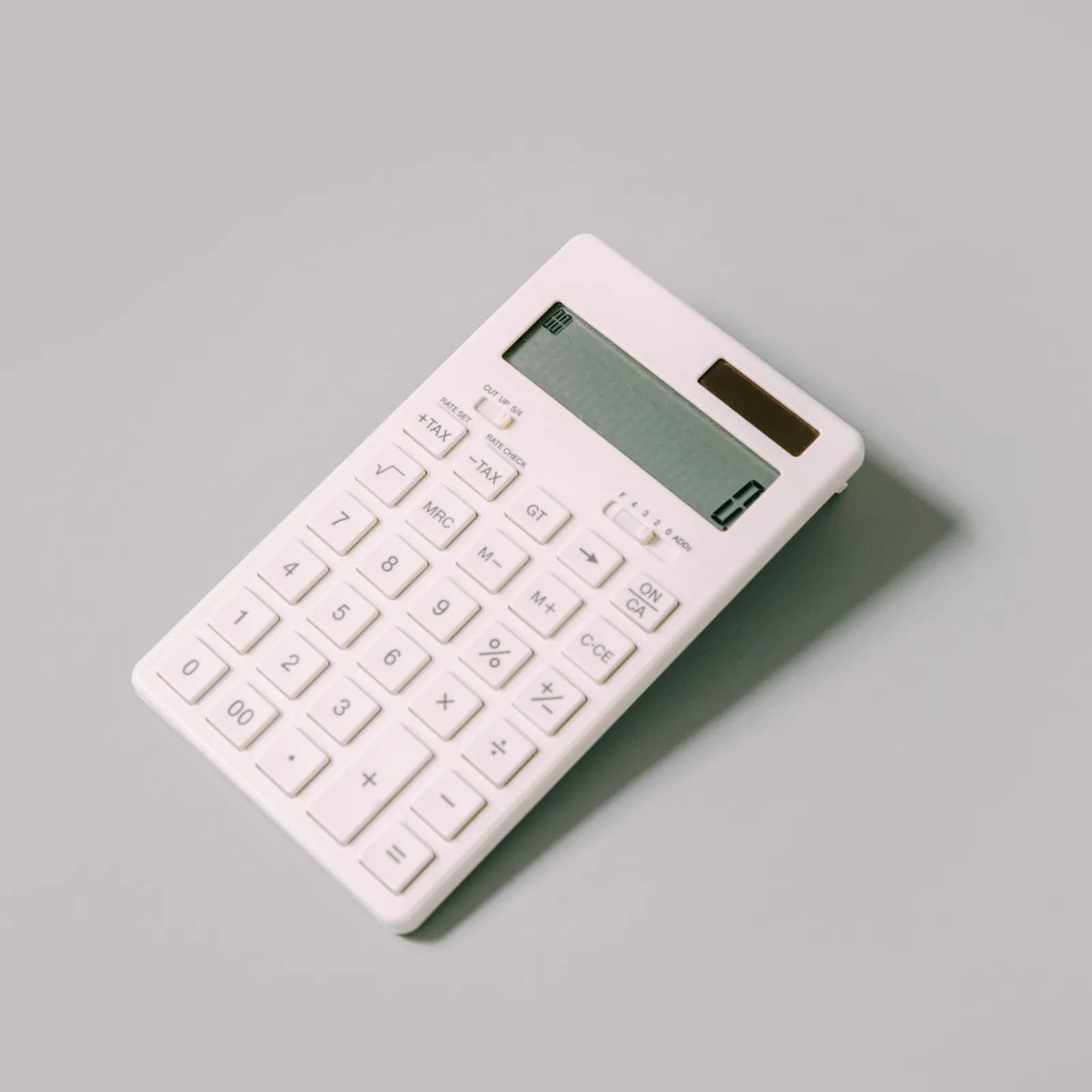 Calculadora branca sobre fundo cinza
