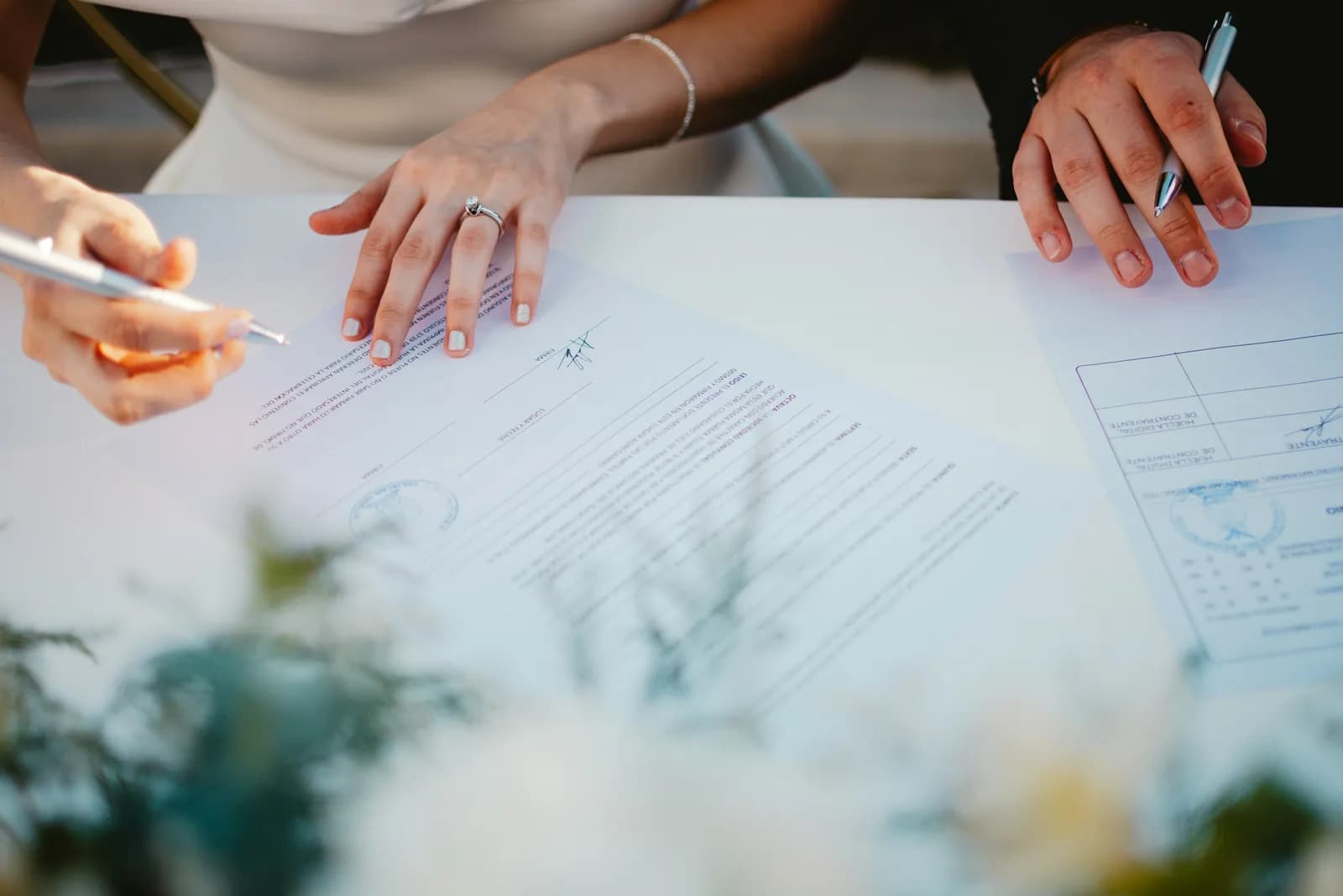 Mãos assinando um contrato sobre a mesa